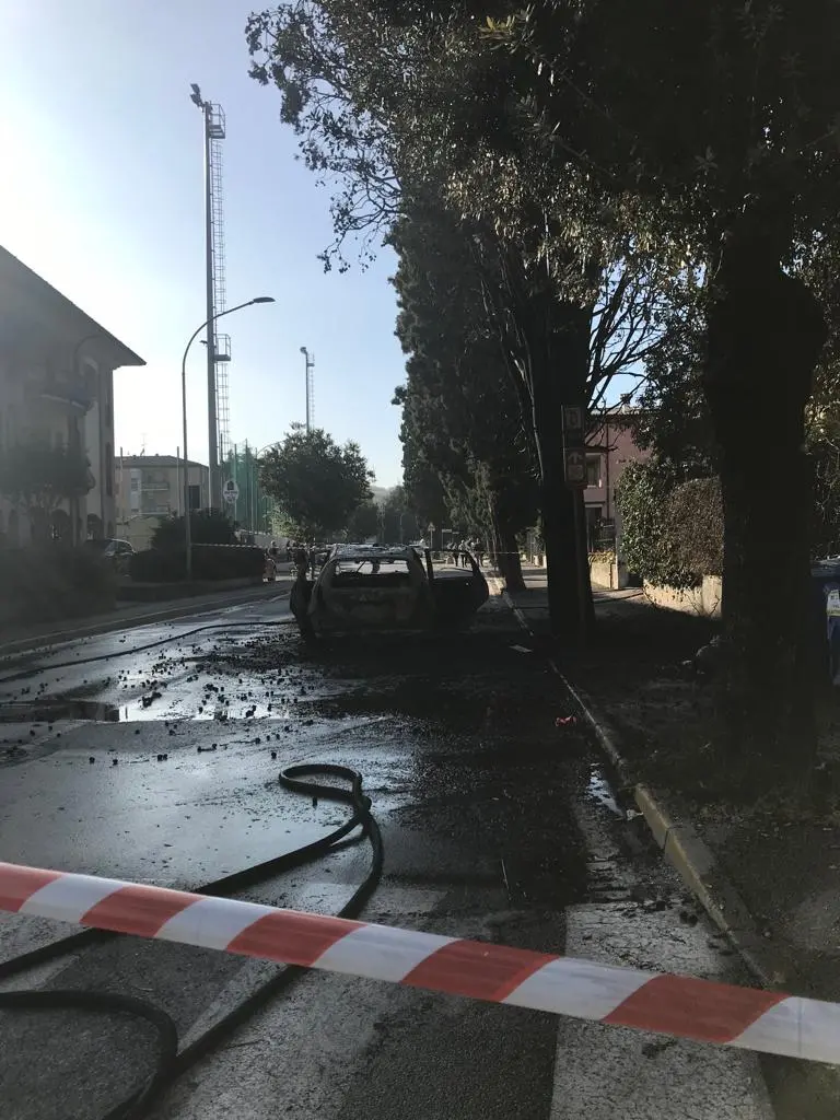 L'auto bruciata a Desenzano