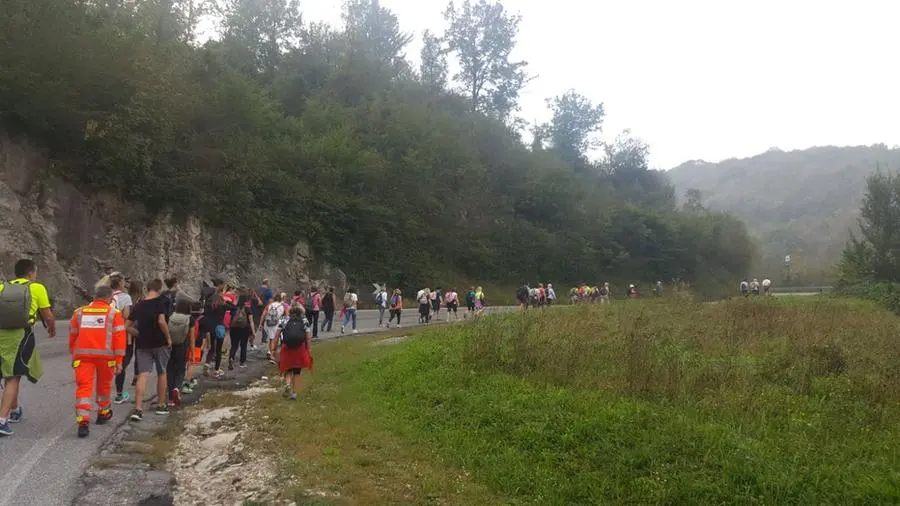 I pellegrini valsabbini in cammino verso la città