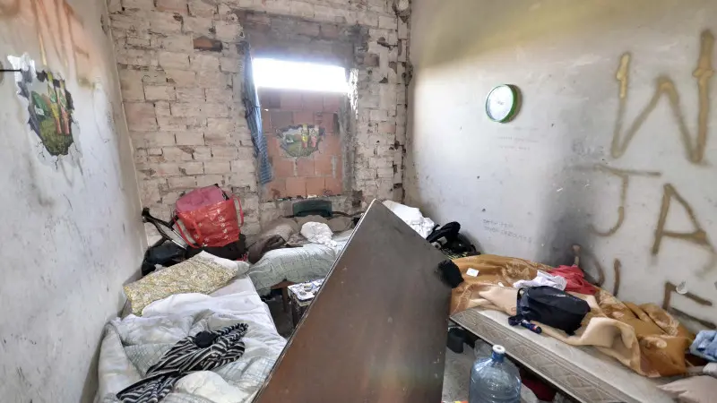 In via del Rampino dormitorio abusivo e deposito di biciclette rubate