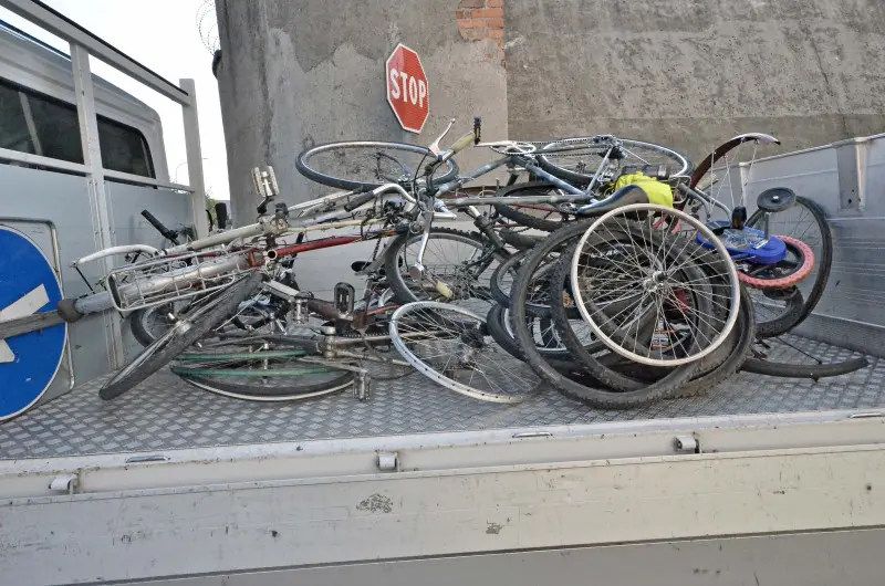 In via del Rampino dormitorio abusivo e deposito di biciclette rubate