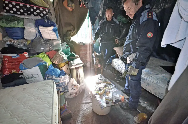 In via del Rampino dormitorio abusivo e deposito di biciclette rubate