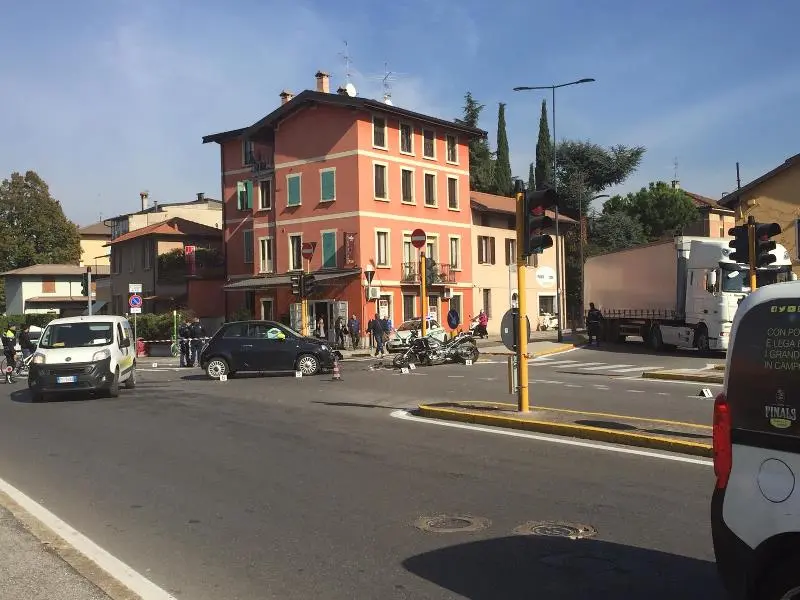 Via Dalmazia, schianto auto-moto all'incrocio: un ferito grave