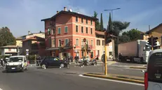 Via Dalmazia, schianto auto-moto all'incrocio: un ferito grave