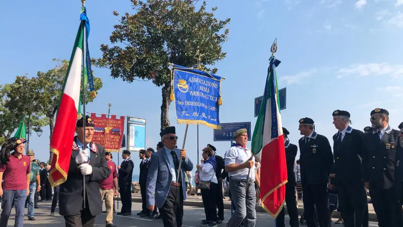 Marinai al monumento ai Caduti del mare alla Maratona