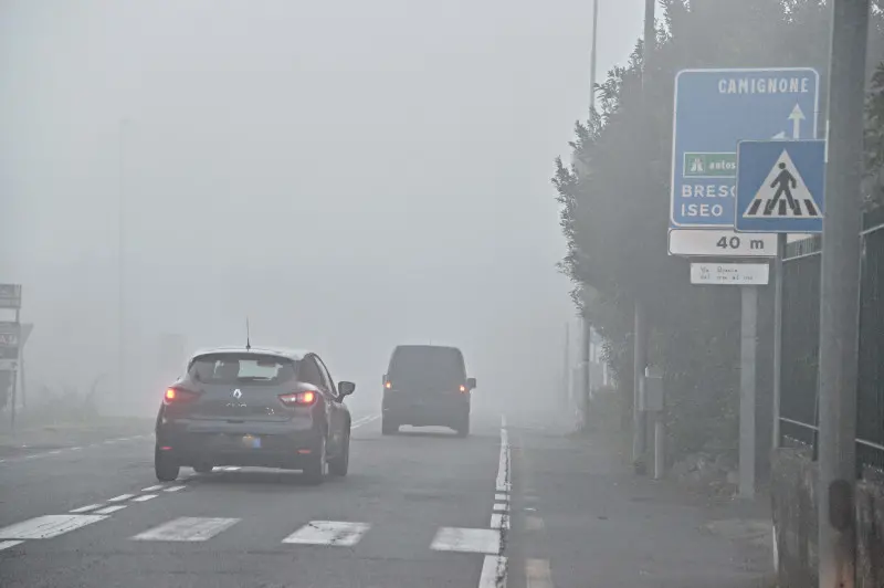 Prima nebbia dell'anno sul Bresciano stamane - Foto Putelli/Neg © www.giornaledibrescia.it