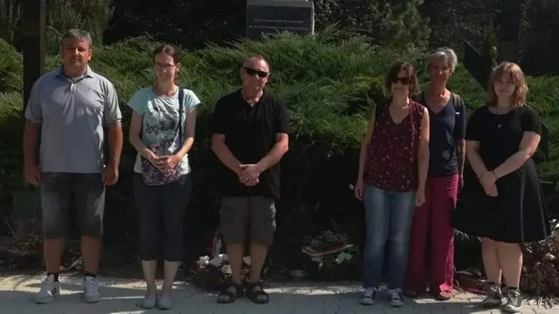 La famiglia Piccinelli al monumento dei Caduti con il sindaco del paese ungherese