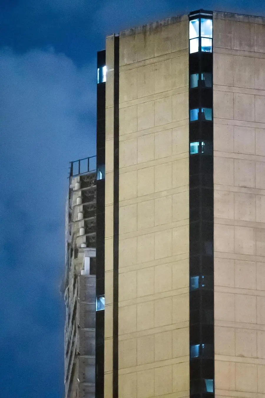 Una pericolosa inclinazione: quella assunta dalla Torre di David, palazzo di Caracas, dopo il terrem
