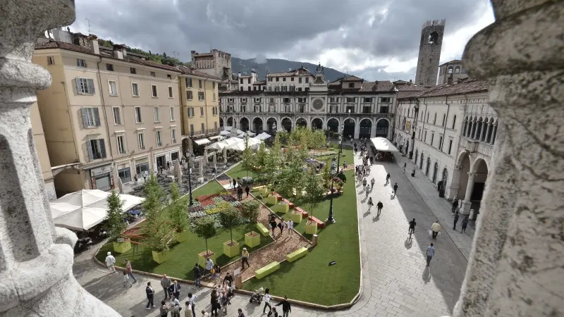 Fiorinsieme trasforma piazza Loggia in un giardino