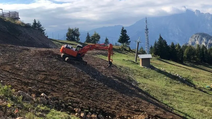 Il cantiere. Una ruspa in azione sul pendio