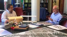 Giovanni Toti con Renzo Piano e il plastico del ponte progettato da Renzo Piano - Foto tratta dalla pagina Facebook del governatore Toti © www.giornaledibrescia.it