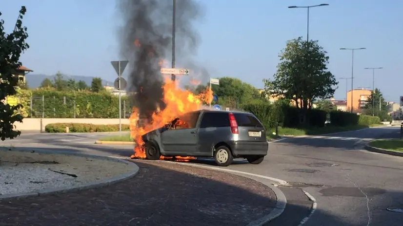 L'incendio della Punto in via Lamarmora