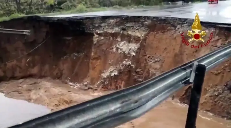 La voragine che si è aperta lungo la via Pontina nel Circeo