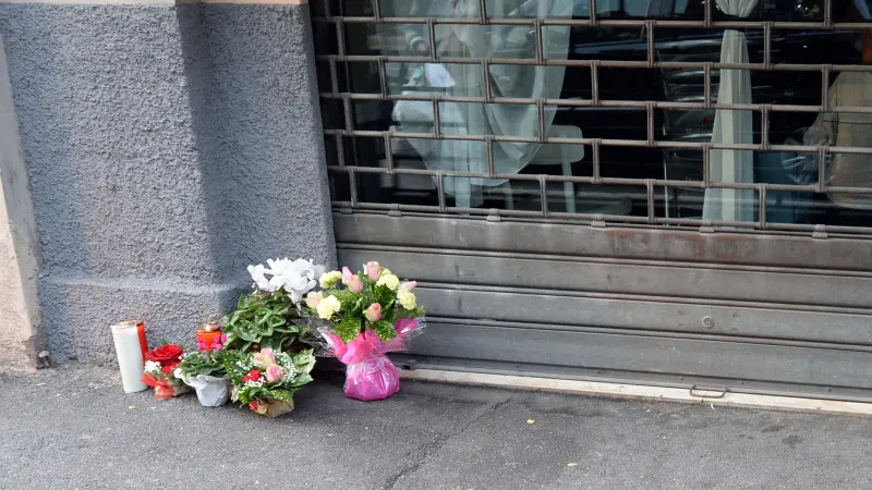 Via Milano, fiori sul luogo del tragico investimento