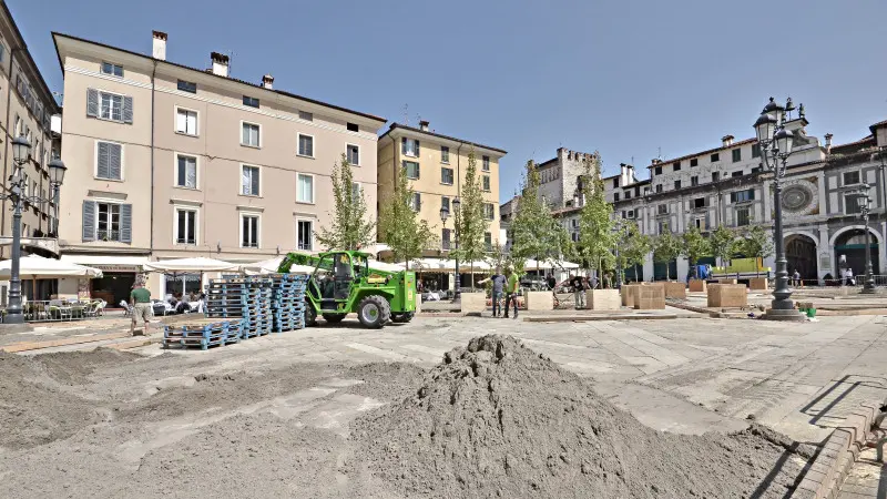 I lavori per la realizzazione del giardino in piazza