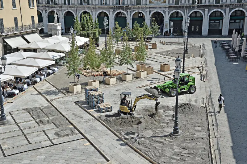 I lavori per la realizzazione del giardino in piazza