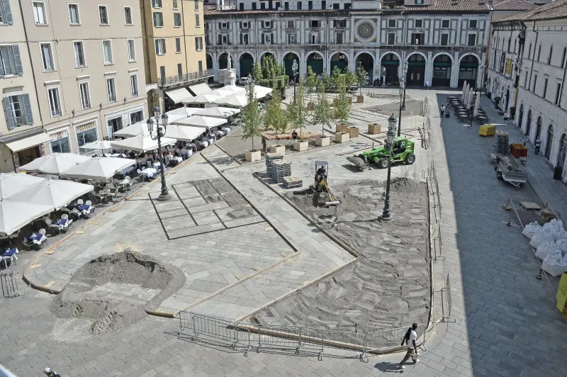I lavori per la realizzazione del giardino in piazza
