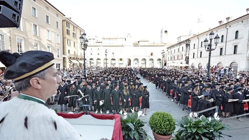 Il rettore Tira e gli studenti, durante la cerimonia Ad Maiora 2018 - © www.giornaledibrescia.it
