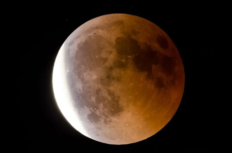 Le affascinanti foto dell'eclissi di luna