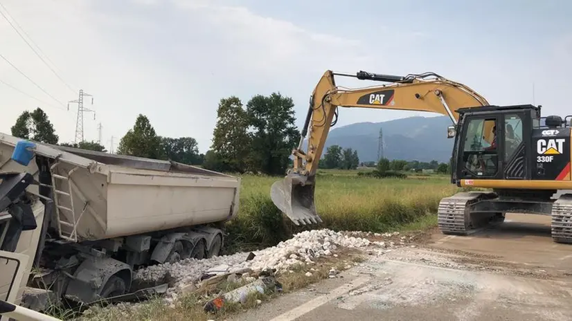 Il mezzo pesante che si è ribaltato all'altezza di Rezzato