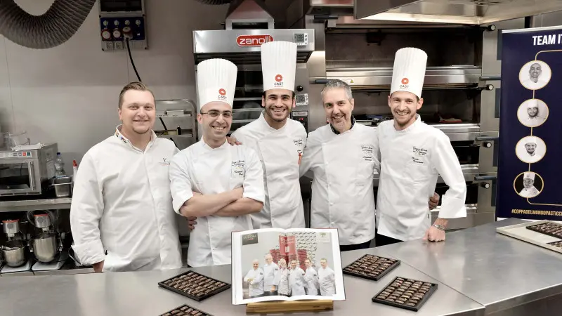 La nazionale italia di pasticceria che si sta allenando in questi giorni a Brescia