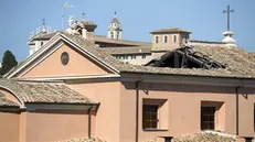 Il tetto crollato della chiesa di San Giuseppe dei Falegnami - Foto Ansa © www.giornaledibrescia.it