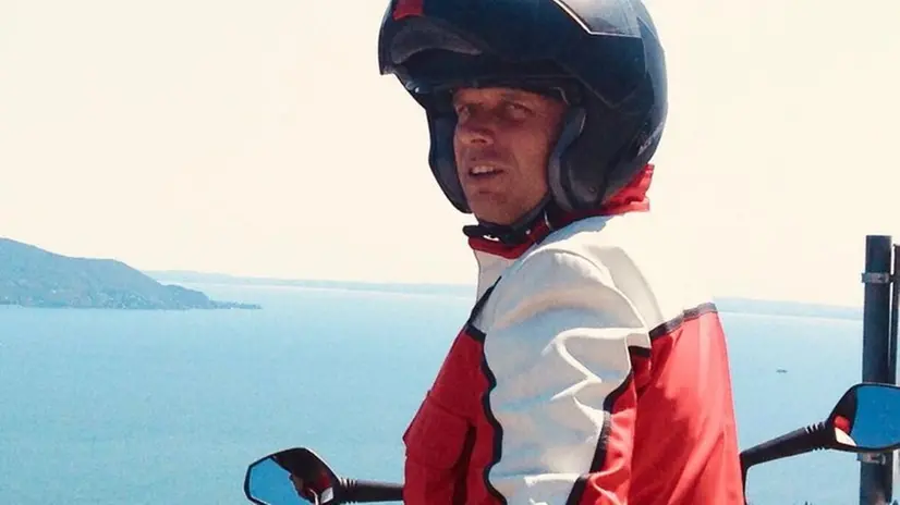 Appassionato. Il 50enne Luca Raimondi in sella alla sua motocicletta