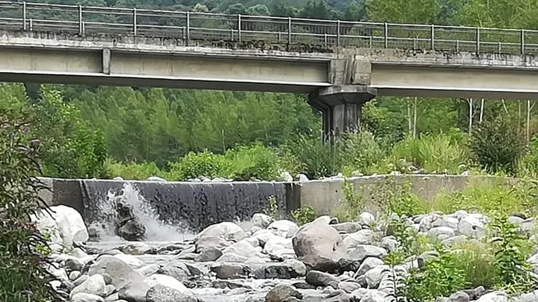 Cascata nera. L’azienda avrebbe pulito dopo 17 anni una vasca di accumulo di materiali ferrosi