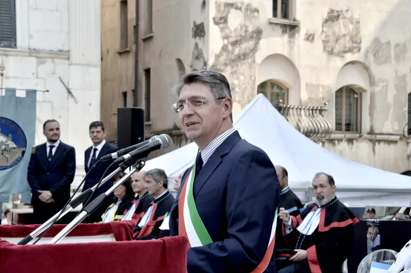 La cerimonia di consegna dei diplomi di UniBs in piazza Loggia