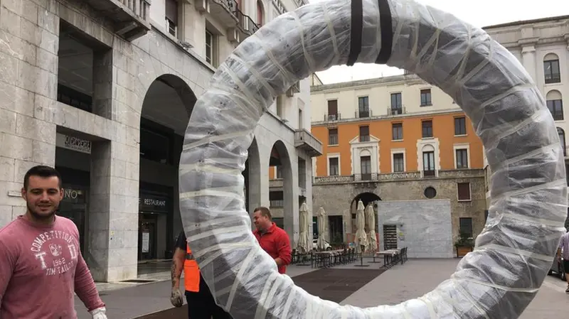 Piazza Vittoria, trasloco per le opere di Paladino