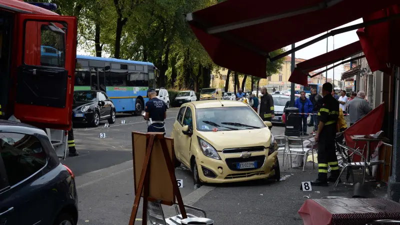 Via Milano, schianto fatale per la donna travolta da un'auto al bar