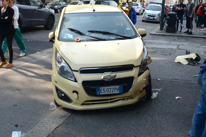 Via Milano, schianto fatale per la donna travolta da un'auto al bar