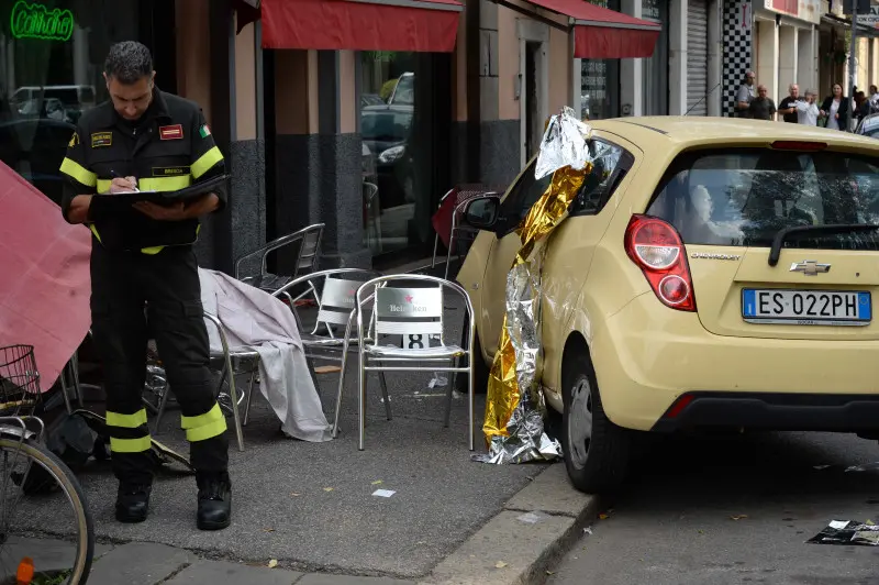 Via Milano, schianto fatale per la donna travolta da un'auto al bar