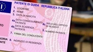 La tessera tanto agognata.Il prendere la patente sta quasi diventando un problema per tanti ragazzi