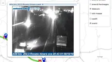 Il punto dell'incidente nelle immagini di una webcam di Autostrade per l'Italia - © www.giornaledibrescia.it