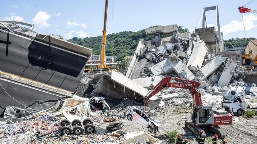 La rimozione delle macerie dopo il crollo del ponte Morandi - Foto © www.giornaledibrescia.it