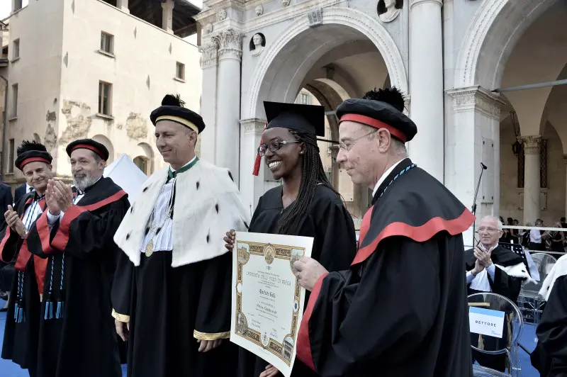 La cerimonia di consegna dei diplomi di UniBs in piazza Loggia