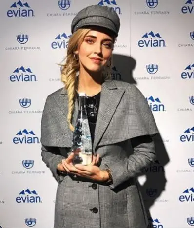 Chiara Ferragni collabora con Evian per una bottiglia di acqua