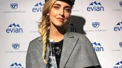 Chiara Ferragni collabora con Evian per una bottiglia di acqua