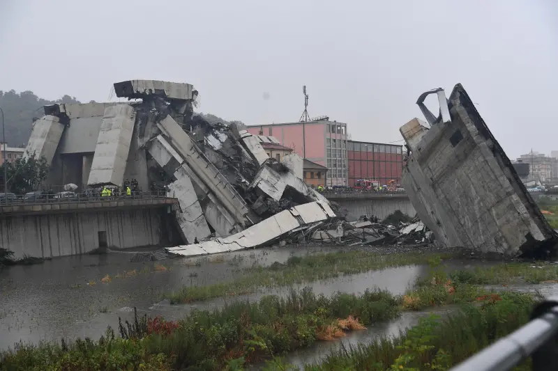 Soccorsi in atto dopo il crollo del Ponte Morandi a Genova