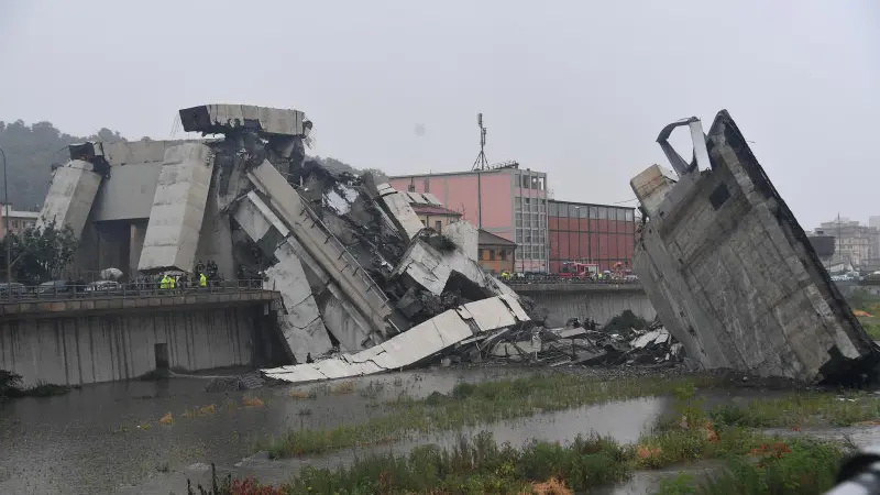 Soccorsi in atto dopo il crollo del Ponte Morandi a Genova