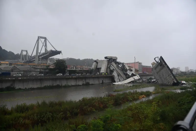 Soccorsi in atto dopo il crollo del Ponte Morandi a Genova
