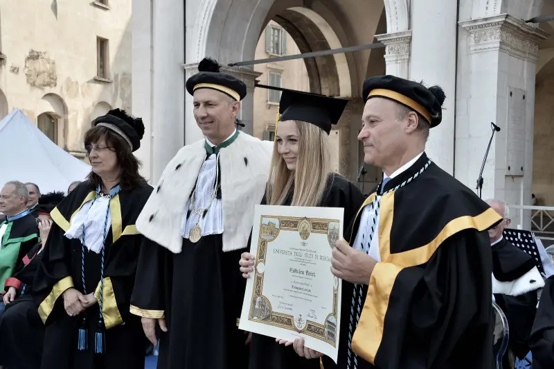 La cerimonia di consegna dei diplomi di UniBs in piazza Loggia