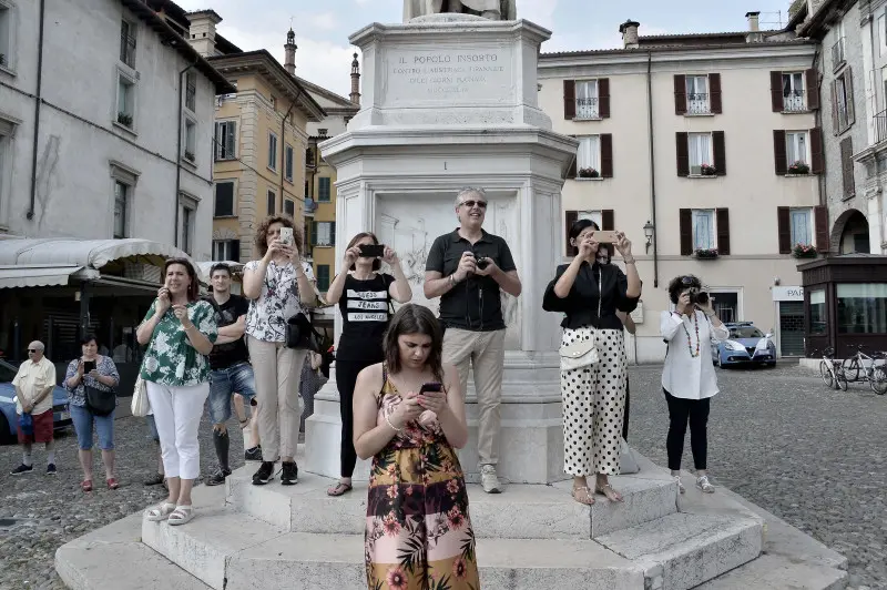 La cerimonia di consegna dei diplomi di UniBs in piazza Loggia