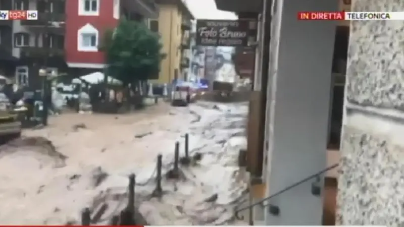 Il centro di Moena attraversato da un fiume di fango