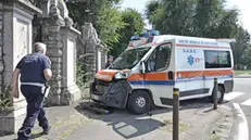 Lo schianto alla caserma Papa, coinvolta un'ambulanza