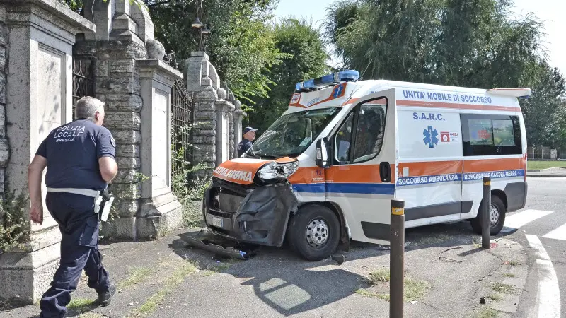Lo schianto alla caserma Papa, coinvolta un'ambulanza