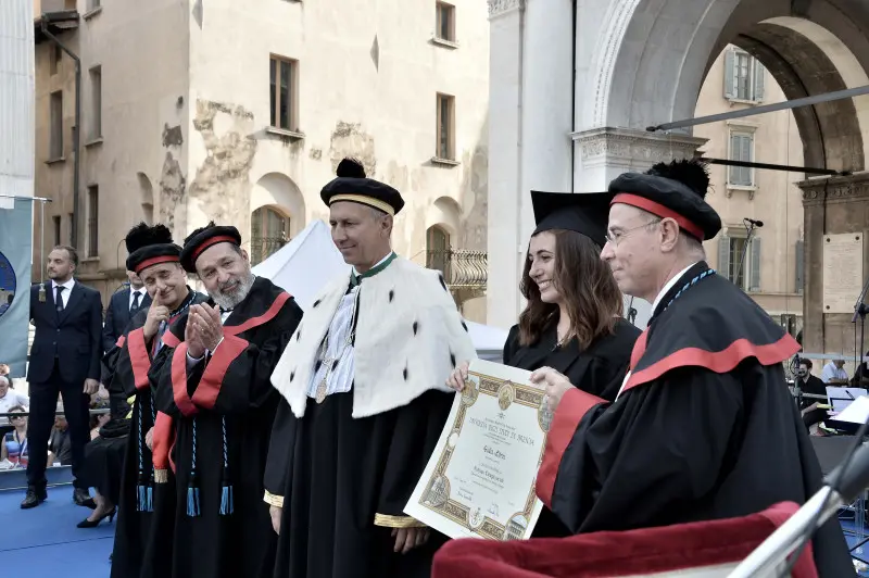 La cerimonia di consegna dei diplomi di UniBs in piazza Loggia