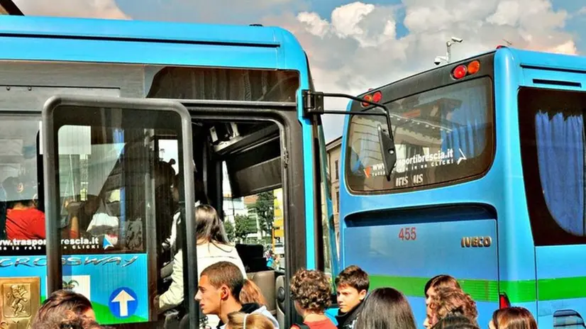 Pochi i posti sui pullman, che spesso sono in ritardo: forti disagi in Val Camonica