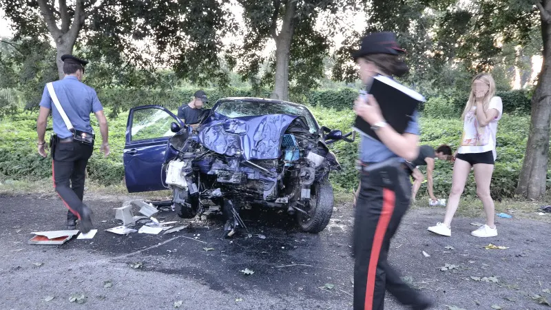 La carcassa dell'auto dopo l'incidente