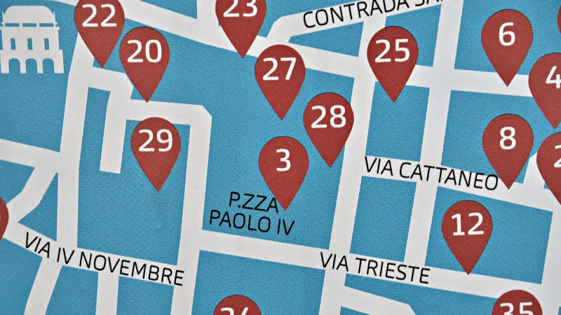 L'errore sui totem di A2A in Piazza Paolo VI e Largo Formentone